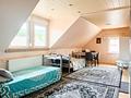 Zwei Wohneinheiten, Gartenanteil und drei Garagen – Wohnhaus in Kirchzell - DG_Wohnzimmer2