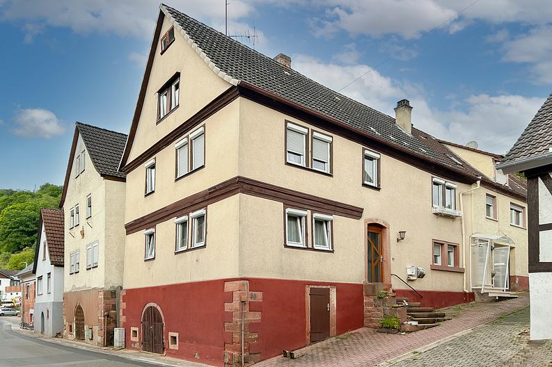 Charmante Maisonette-Wohnung mit Stellplatz und idyllischem Grundstück in Mainnähe - Aussenansicht