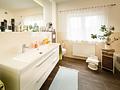 Neuwertiges Zweifamilienhaus in ruhiger Feldrandlage von Dorndiel mit Garten, Kamine und viel Platz! - WE 2_Badezimmer