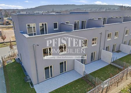 Modernes Wohnen im Neubau – Stilvolles Reihenhaus mit großzügigem Grundriss in Bamberg - Bamberg - Neubau - Drohn202602219