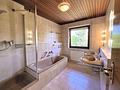 Großzügige Doppelhaushälfte: Südgarten, ausgebautes Dachgeschoss und viel Potenzial! - Masterbad mit Dusche, Badewanne und Doppelwaschbecken