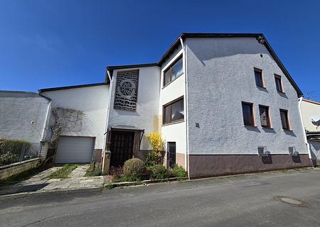 Großzügiges Einfamilienhaus mit viel Potenzial in guter Lage von Rodgau – sanierungsbedürftig - Hausansicht 