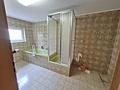 Vielseitig nutzbares Wohnhaus mit Garten & Garage - Badezimmer Wohnung EG rechts