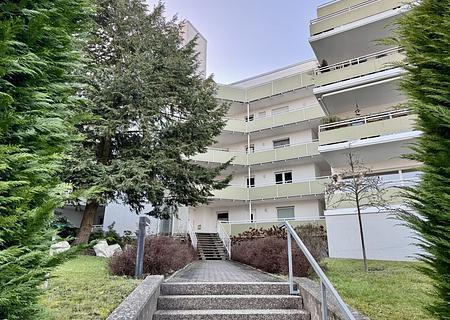 Großzügig wohnen:
Helle Etagenwohnung mit durchdachter Raumaufteilung
- mit Tiefgaragenstellplatz - - Außenansicht