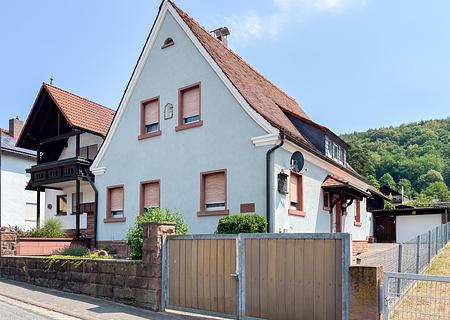 Einfamilienhaus mit großem Grundstück, Scheune und viel Potenzial - Aussenansicht
