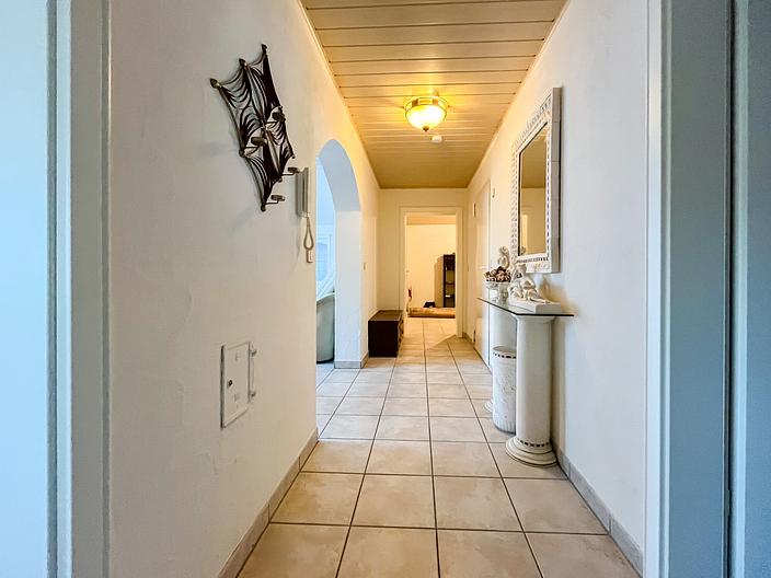 Großzügiges Zweifamilienhaus in traumhafter Südwestausrichtung - vielfältige Nutzungsmöglichkeiten - Teilansicht Flurbereich (UG)