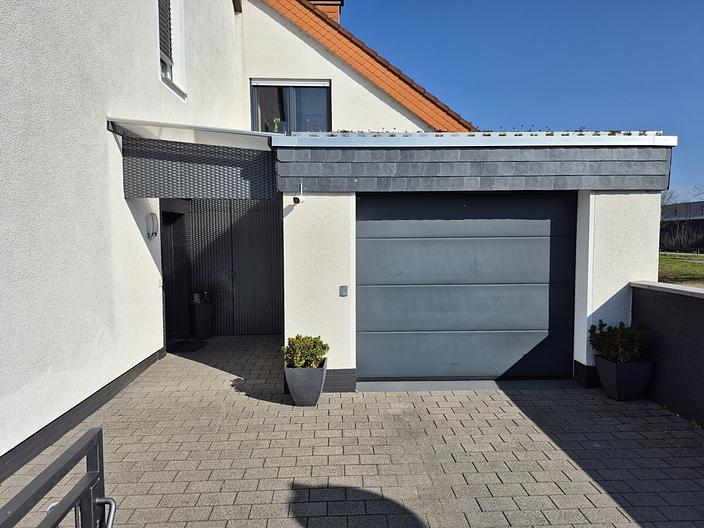 Großzügige Doppelhaushälfte mit zwei Wohneinheiten und viel Potenzial - Garage