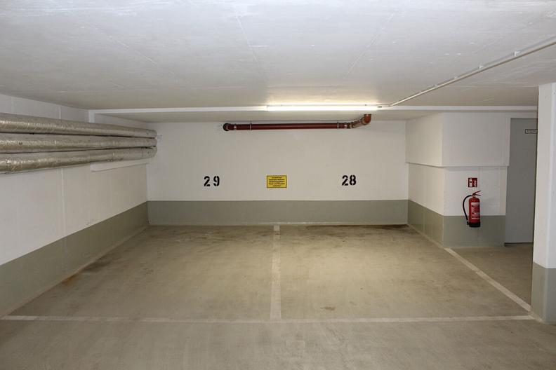 Neuwertiges Einfamilienhaus mit Aufzug und zwei Tiefgaragenstellplätzen in Toplage am Quellenpark - 2 TG-Plätze