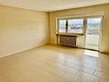 Wohnen mit Weitblick
großzügige 3-Zimmer-Wohnung mit Balkon, 
TG-Stellplatz & Schwimmbad - Wohnzimmer