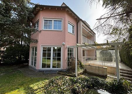 Großzügiges Reihenendhaus mit Wintergarten, Kamin und idyllischem Garten in gesuchter Lage - Hausrückseite