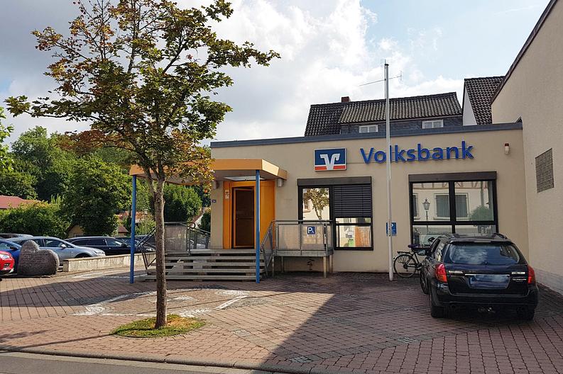 Wer besitzt schon eine eigene Bank / Gemischt genutzte Immobilie in Fränkisch-Crumbach