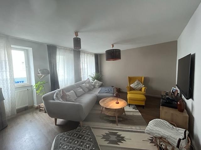 Helle Gewerbefläche mit großzügiger Maisonette-Wohnung und Ausbaupotenzial in der Perle des Mains - 1. OG Wohnzimmer