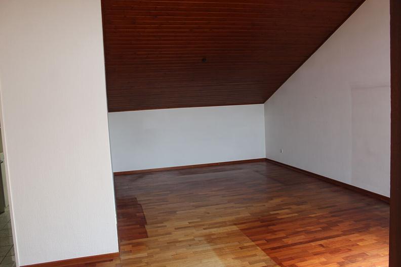 Wunderbare Dachgeschosswohnung mit großer Loggia, großem Hobbyraum und Tiefgaragenstellplatz - Wohnbereich