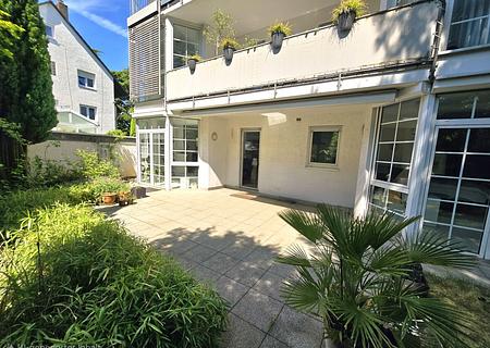 Exklusive Haus-im-Haus-Wohnung mit traumhaftem Privatgarten in Bestlage von Sachsenhausen - Hausansicht und Terasse