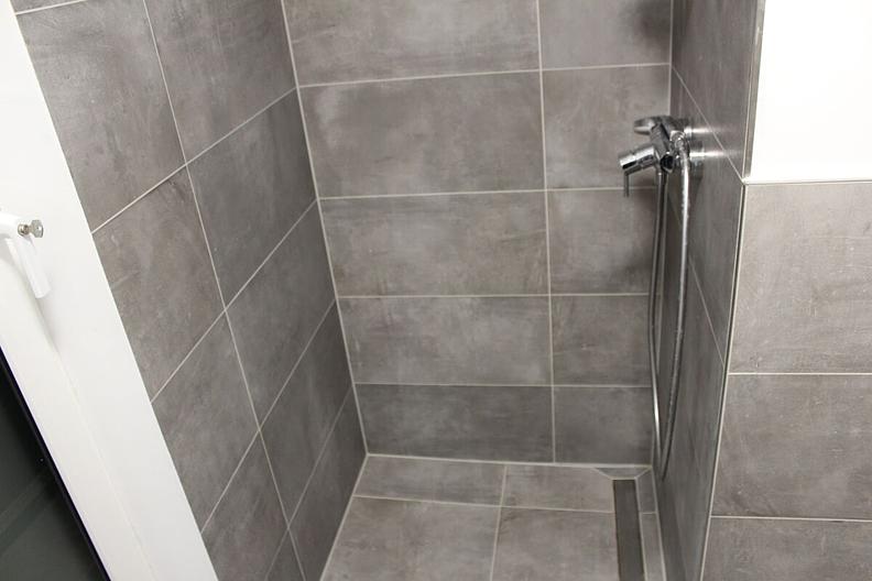 Neuwertiges Einfamilienhaus mit Aufzug und zwei Tiefgaragenstellplätzen in Toplage am Quellenpark - Dusche im Bad