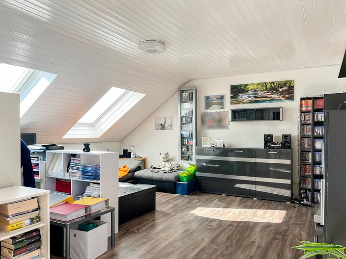 Helle Dachgeschosswohnung mit Loggia und Garage - Wohnbereich