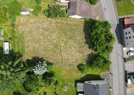 Attraktives Baugrundstück mit 1.295 m² in Krombach - Drohnenansicht