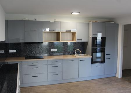Neuwertiges Einfamilienhaus mit Aufzug, barrierefrei und zwei Tiefgaragenstellplätzen in Toplage am Quellenpark - Küche