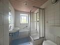 Ein Zuhause! 
Großzügiges Wohnhaus mit zwei Wohnungen, Doppelgarage und Garten in Fleinheim - Badezimmer EG