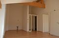 Attraktive 3-Zimmer Dachgeschosswohnung mit Sichtdachtstuhl und Aufzug - Küche / Wohnen
