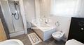 Zweifamilienhaus + Einliegerwohnung in zentraler Lage von Hallstadt - Badezimmer OG (KI generiert)