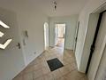 Lichtdurchflutete 3-Zimmer-Wohnung mit Balkon 
und Garage in gepflegtem Wohnhaus - Flur