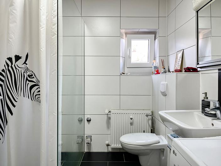 Helle Dachgeschosswohnung mit Loggia und Garage - Badezimmer