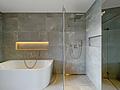 Exklusives Wohnerlebnis – Luxus-Dachgeschosswohnung mit Sauna & Jacuzzi - Elegante Badewanne und Regendusche