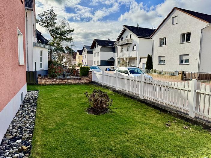 Raum für Leben, Lachen und Erinnerungen
- Schönes Einfamilienhaus mit Garten & Garage - - Vorgarten