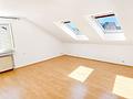 3-Familienhaus mit freier Dachgeschosswohnung, Doppelgarage & Garten - Wohnzimmer im DG