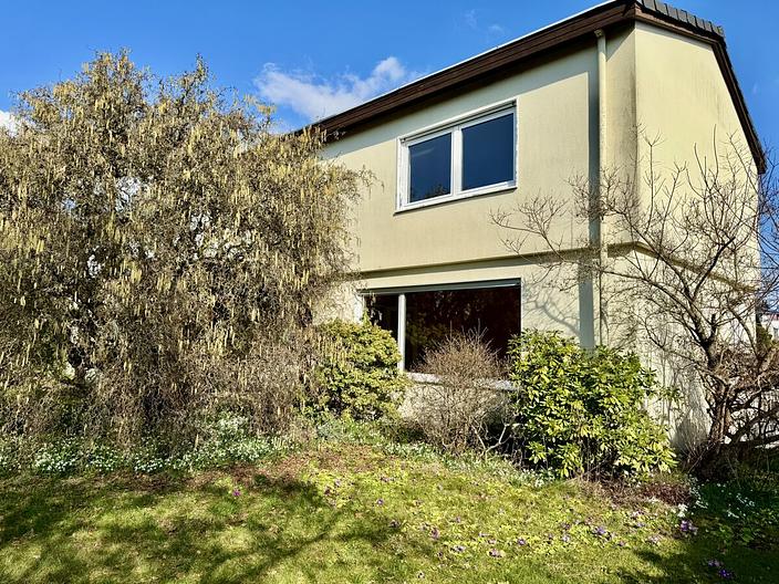 Freistehendes Familienhaus
mit großem Garten in ruhiger Lage - Hausgartenansicht