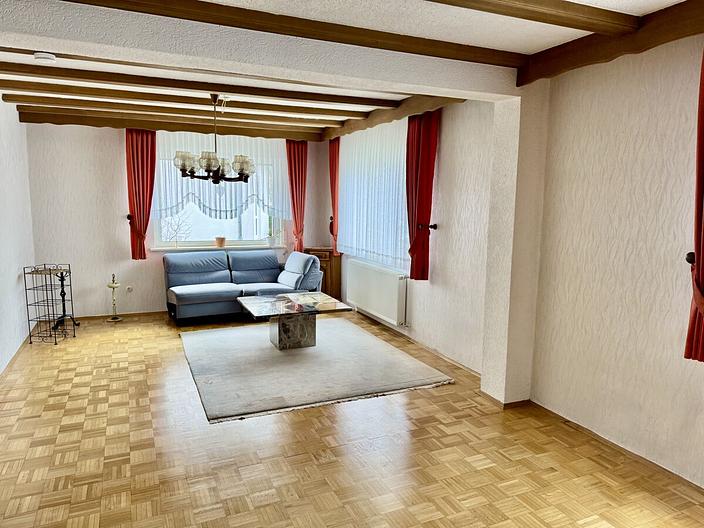 Raum für Leben, Lachen und Erinnerungen
- Schönes Einfamilienhaus mit Garten & Garage - - Wohnzimmer...