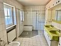 Freistehendes Einfamilienhaus mit
Einliegerwohnung, Garage & großer Terrasse - Tageslichtbad im EG
