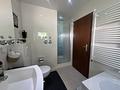 Familienfreundliche 4-Zimmer-Eigentumswohnung mit Terrasse, Gartenanteil, Garage und Keller - Badezimmer