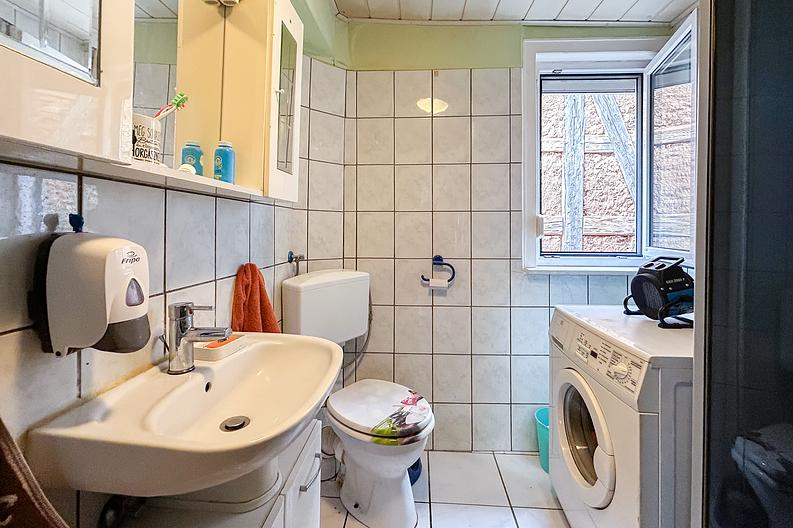 Charmante Maisonette-Wohnung mit Stellplatz und idyllischem Grundstück in Mainnähe - Badezimmer