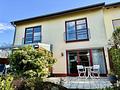 Attraktives Einfamilienhaus im Split-Level-Stil mit Sauna, Terrasse, Garten & Garage in gefragter Wohnlage - Gartenansicht