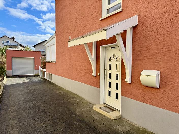 Raum für Leben, Lachen und Erinnerungen
- Schönes Einfamilienhaus mit Garten & Garage - - Hauseingang