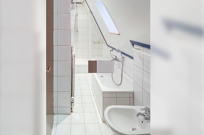 Liebhaberobjekt in ruhiger, sonniger Lage von Erbach- Erlenbach! - Hinterhaus-Bad