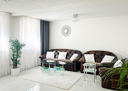 Komfortables Wohnen auf drei Ebenen – Reihenhaus mit Terrasse und Stellplatz - OG_Wohnzimmer