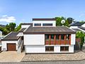 Besonderes Architektenhaus mit Einliegerwohnung und traumhaftem Terrassenausblick ins Grüne - Frontansicht