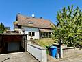 Freistehendes Einfamilienhaus mit
Einliegerwohnung, Garage & großer Terrasse - Außenansicht