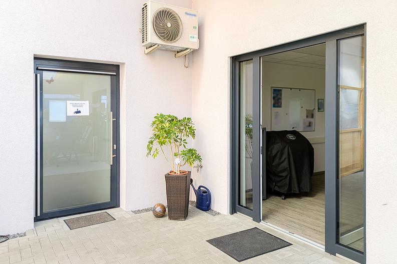 Neuwertiges Gewerbeobjekt – Büro-Gebäude, Lager- & Werk-Halle
in Erbach! - BG-Terrasse-Eingang