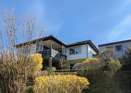 Wohnen auf einer Ebene: gepflegter Winkel-Bungalow mit großem Grundstück in sonniger Lage von Höchst - Ansicht SW