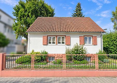 Einfamilienhaus auf Erbpachtgrundstück mit Garten in ruhiger Lage von Frankfurt-Eschersheim - Hausansicht