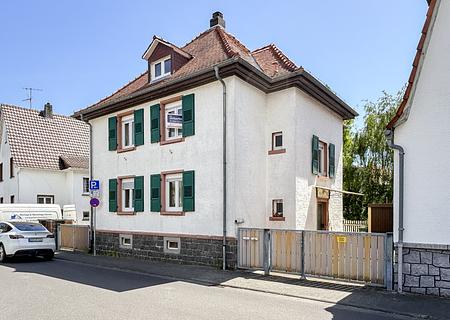 Ein Haus, viele Möglichkeiten – 2-FH mit Potenzial in zentraler und ruhiger Reinheimer Wohnlage - Seitenansicht