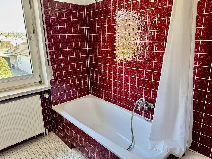 Freistehendes Familienhaus
mit großem Garten in ruhiger Lage - ...mit Wanne und Dusche.