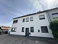 Exklusive Doppelhaushälfte mit Premium-Ausstattung, Doppelgarage und traumhaftem Garten - Straßenansicht
