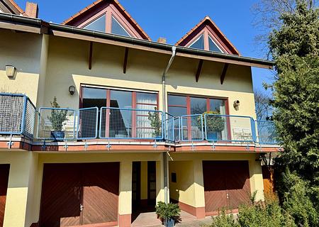 Stilvolles Einfamilienhaus mit Split-Level-Charakter,
Terrasse, Garten & Garage in begehrter Lage - Außenansicht
