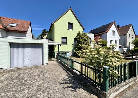 Freistehendes Einfamilienhaus mit großem Garten und Sanierungspotenzial - Hausansicht