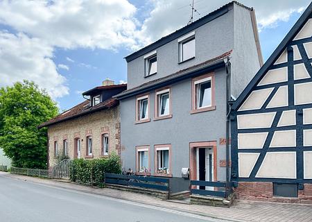 Charme über drei Ebenen – helles Wohnhaus mit Balkon und Weitblick in Kirchzell
